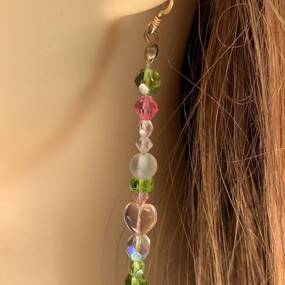 Single strand one ear assmetrical beaded pierced earring, hand beaded - Picture 4 of 5